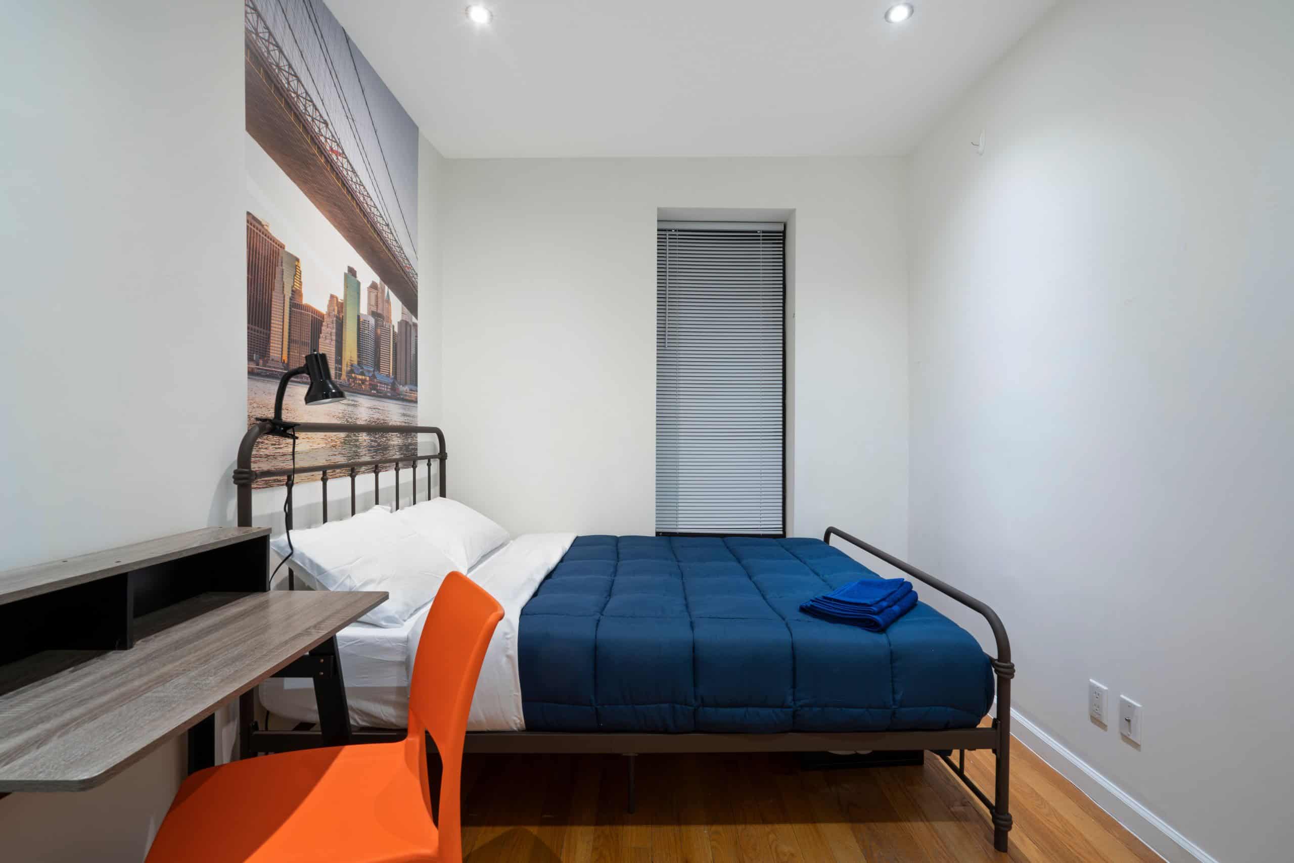 Queen-size bed no table / full-size bed and desk